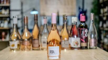 Grupo de personas brindando y degustando vinos en evento de God Save The Wine Club